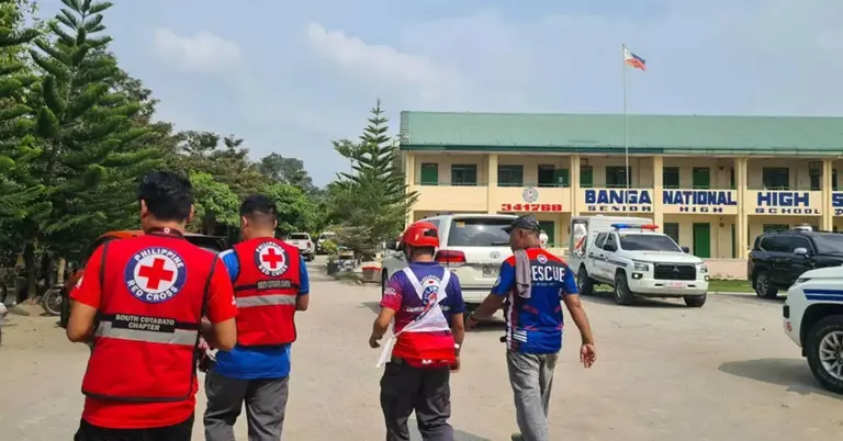 ঘটনাস্থলে ফিলিপাইন রেড ক্রসের কর্মী ও স্থানীয় উদ্ধারকর্মীরা